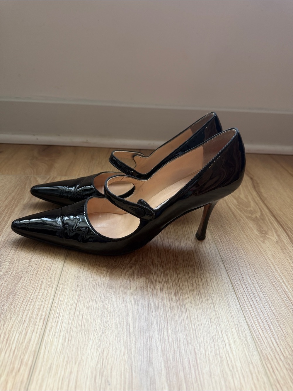 Manolo Blahnik Classic Black Patent Pointed-Toe Mary Jane Pumps Sz 39 - Picture 3 of 5